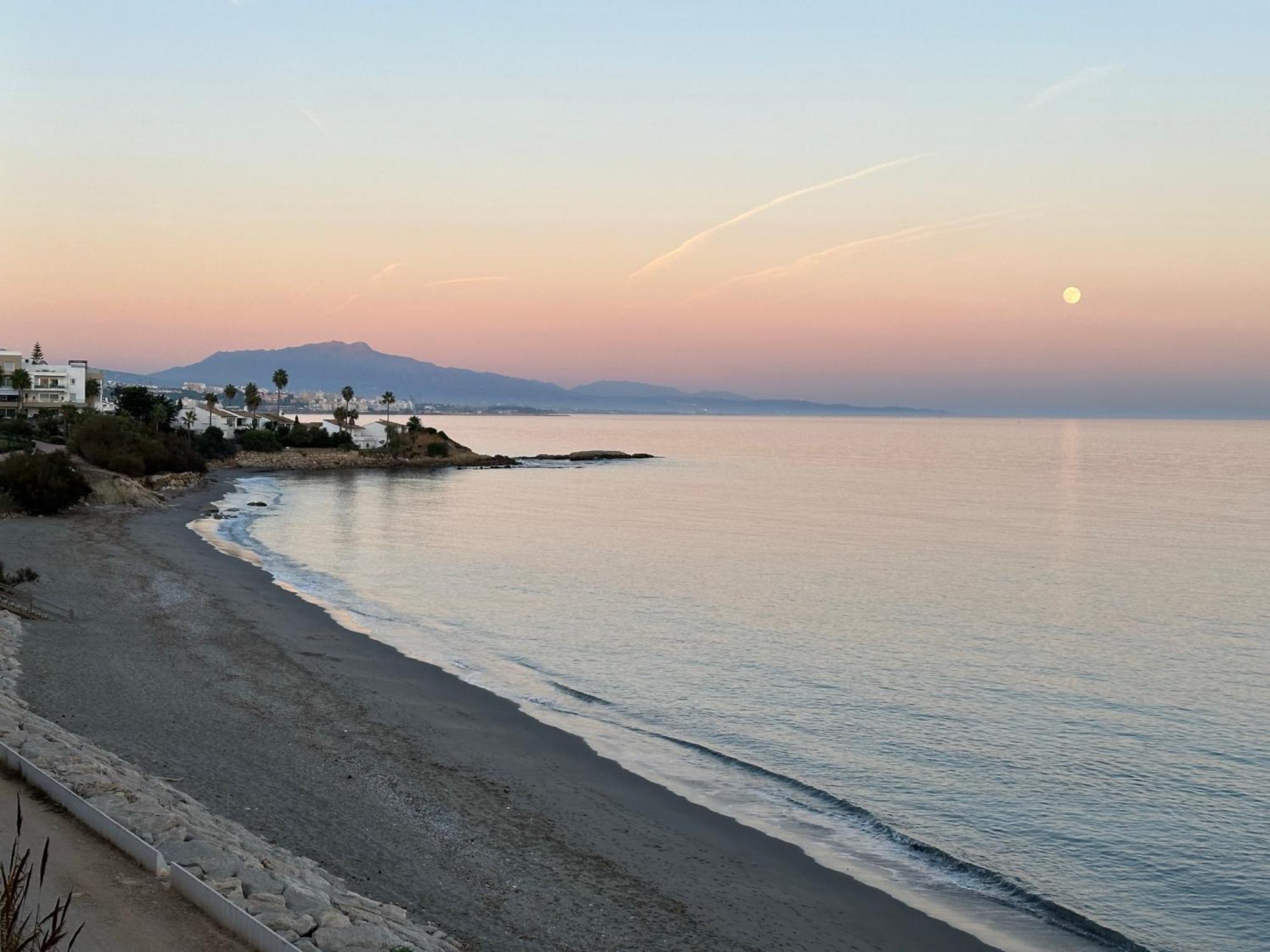 דירות Beachfront, Top Floor Corner 2-Bed, Estepona Paseo מראה חיצוני תמונה