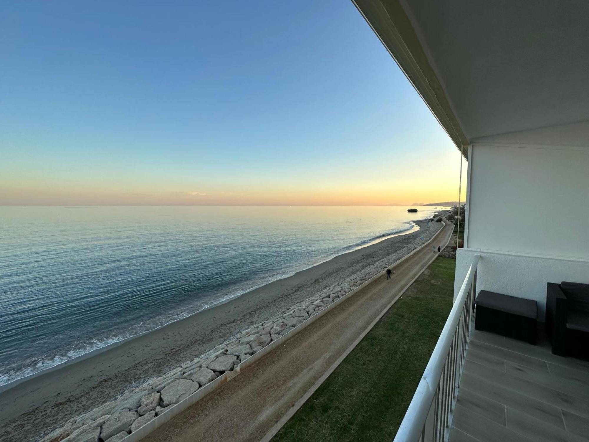 דירות Beachfront, Top Floor Corner 2-Bed, Estepona Paseo מראה חיצוני תמונה
